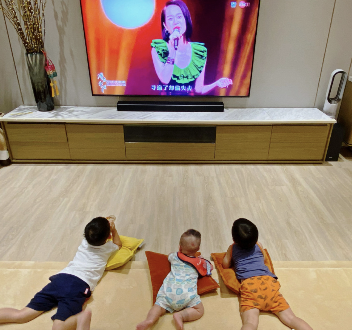 胡杏儿参加中秋晚会数月未回家，3个儿子看直播支持妈妈画面温馨