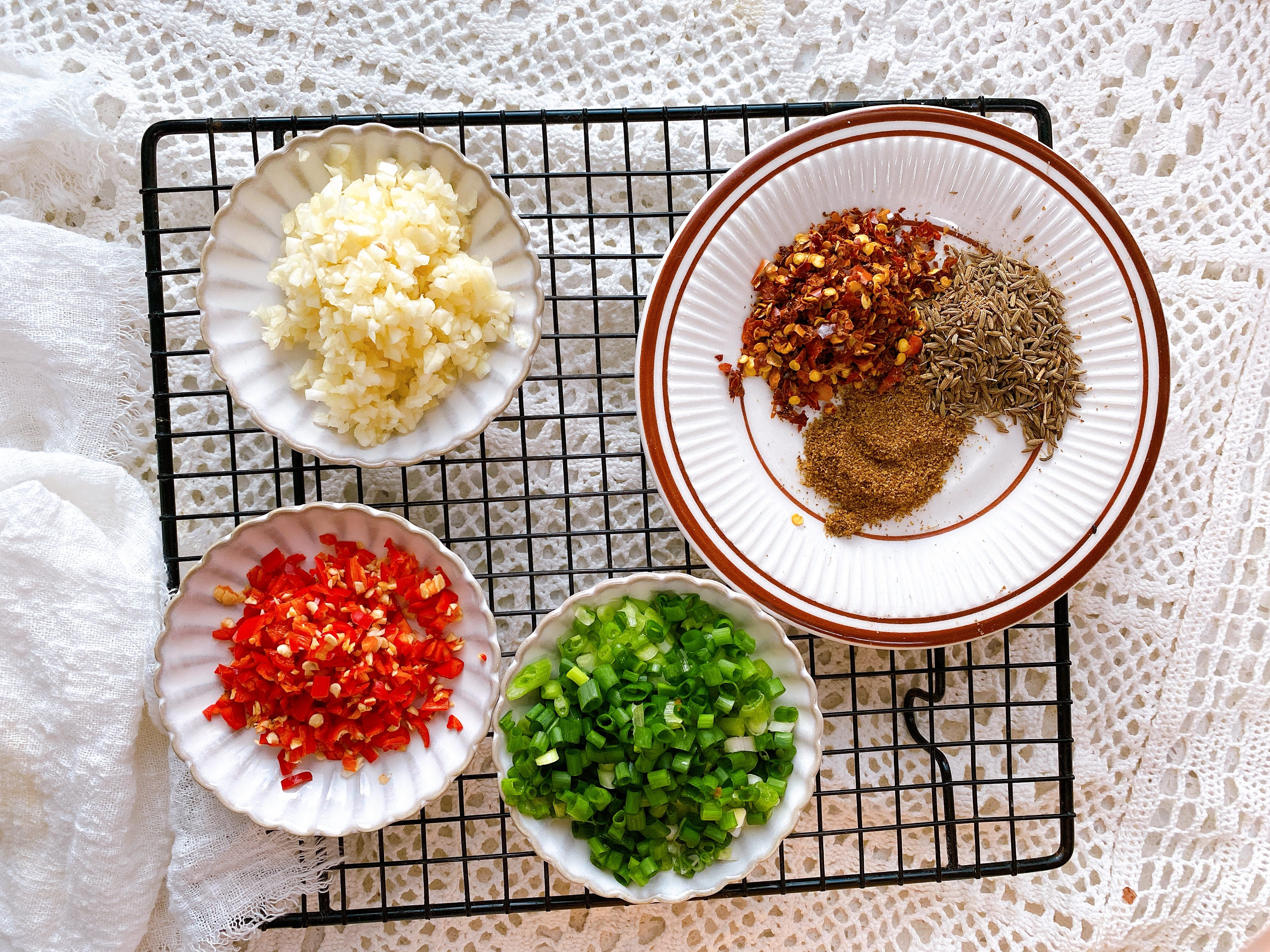 夜市摊最火的臭豆腐，在家也能做，外酥里嫩，配上秘制酱料，真香