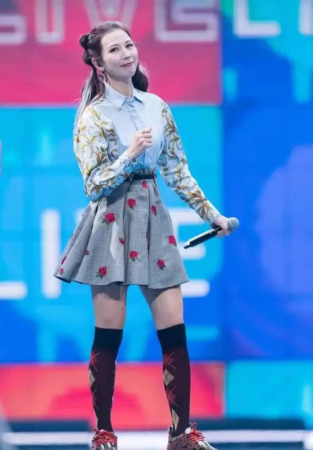 蔡少芬夫婦秀恩愛，毛衣上縫彩色小球好減齡，嫁張晉後越活越年輕