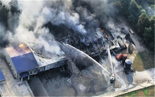 旧金山码头突发火灾，战舰时不时传出爆炸声，