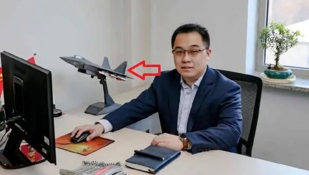 歼31挂载反舰导弹亮相，或登上中国新航母，小二