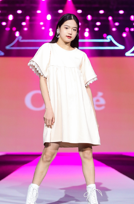 鐘麗緹二女兒穿露臍裝熱舞，動作利落女團範十足，五官立體顯高級