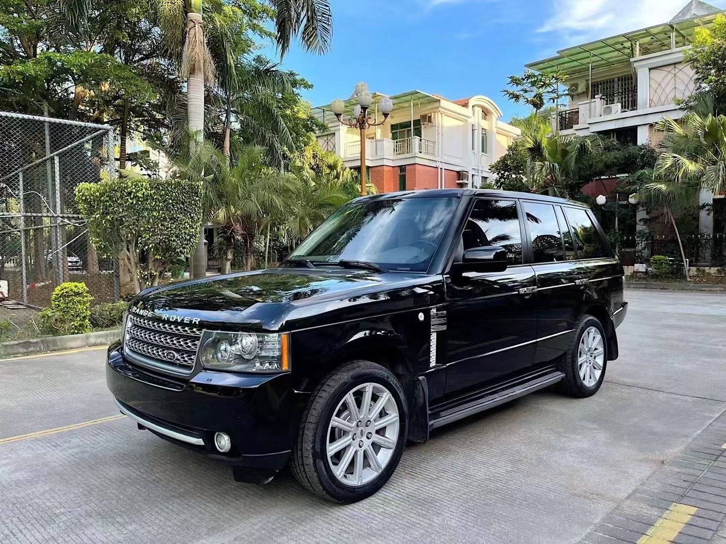 12款路虎揽胜售价10万也是经典比较耐看的一款了