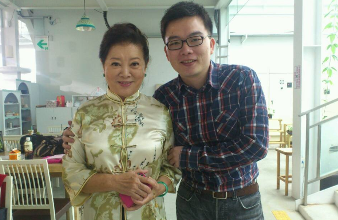 81岁老戏骨太拼命，自曝为演戏锯掉三颗牙，还险