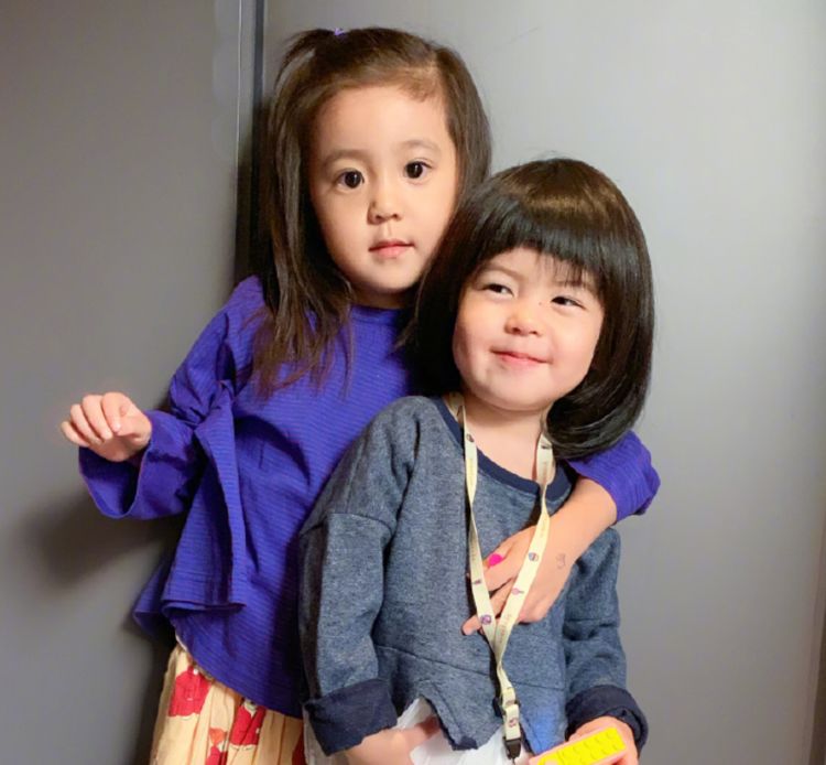 有种“美人坯子”叫波妞，小时候长相一般，如今长相不输姐姐