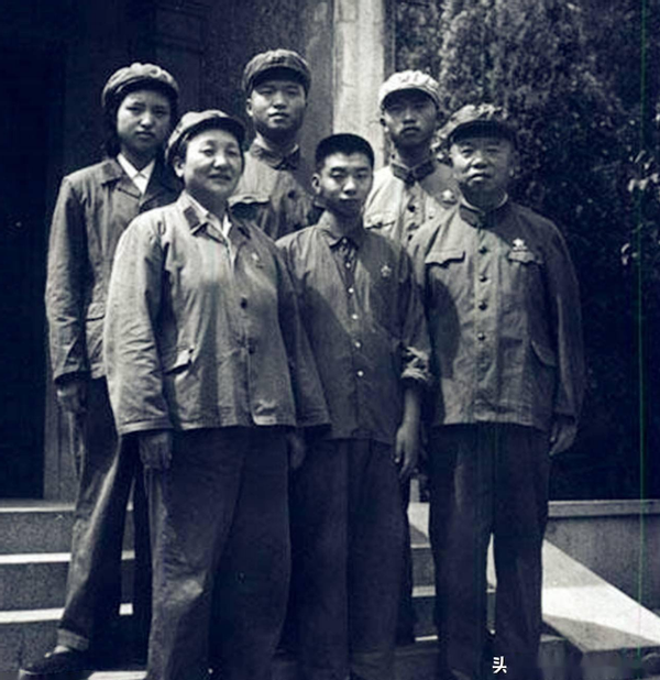 开国大将返乡视察，一老太太点名找他，见面后他立刻下跪喊“娘”