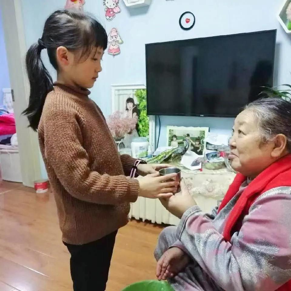 成都市双流区公兴小学开展“感恩 感谢”三八节活动