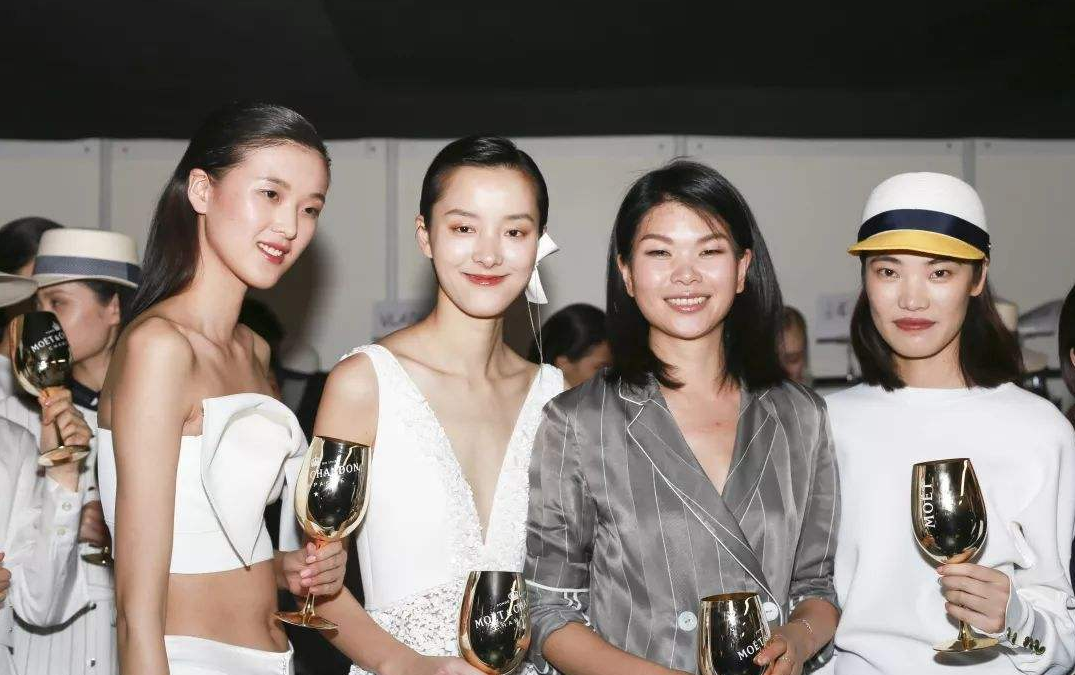 她是中国第一丑模，误打误撞嫁给法国富豪，8岁儿子酷似贵族王子