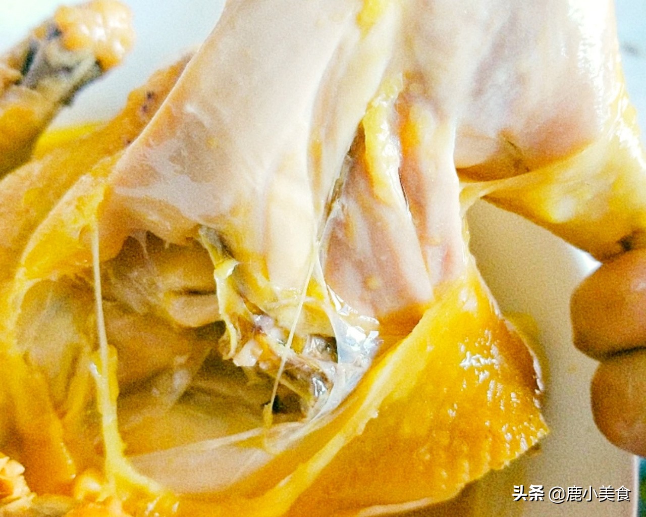 原来电饭锅也能做盐焗鸡，肉嫩软烂，咸香十足，关键做法超省事