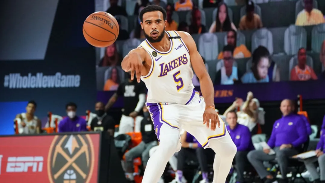 NBA第一个“00后”总冠军！队友喝香槟，他只能喝橙汁