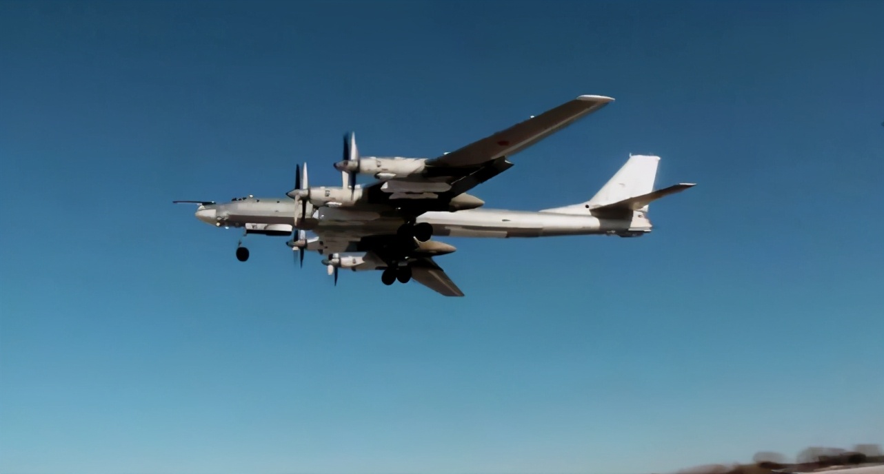 俄方出动苏-35为中俄轰炸机护航，日本出动F-15