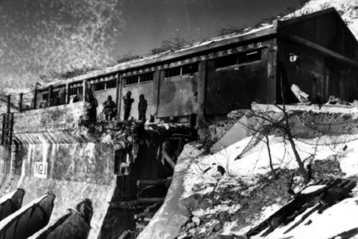 毛主席万里调兵围歼美军王牌，志愿军卧雪死战长津湖，结果如何？