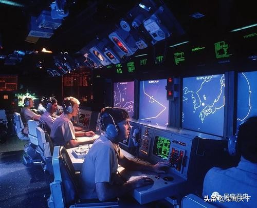 作战能力强大的航母上，为何还要有士兵持枪巡逻？到底怕什么