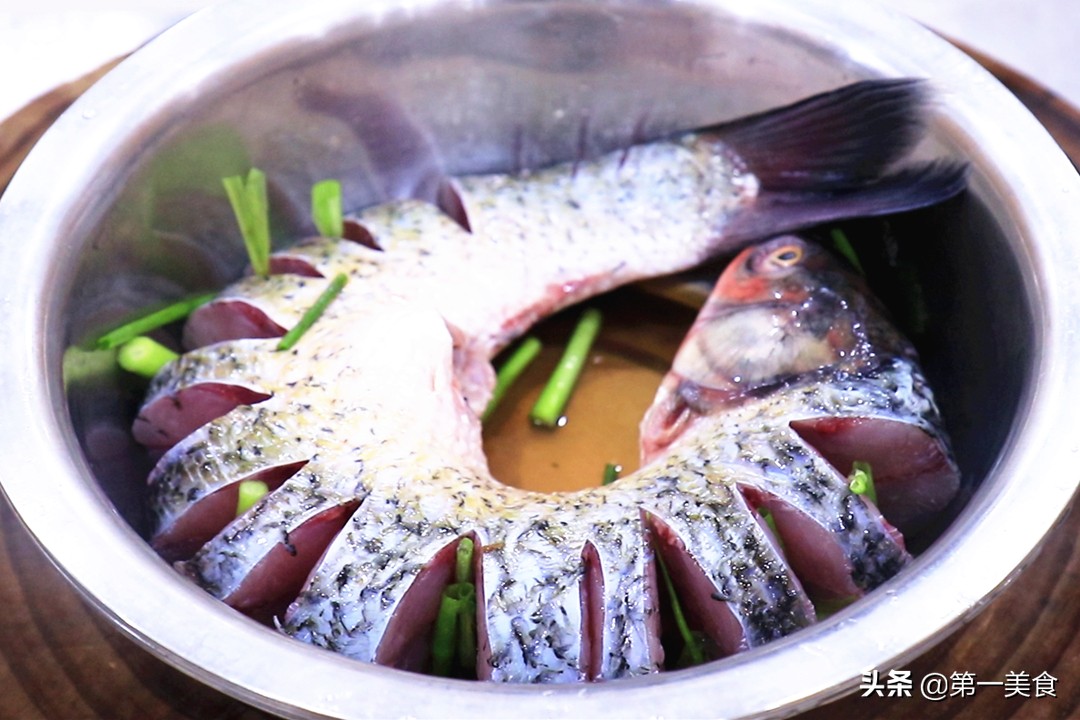 1 grass carp and 1 can of beer, so I can still eat it like this!  Appetizing and greedy, hungry before finishing watching