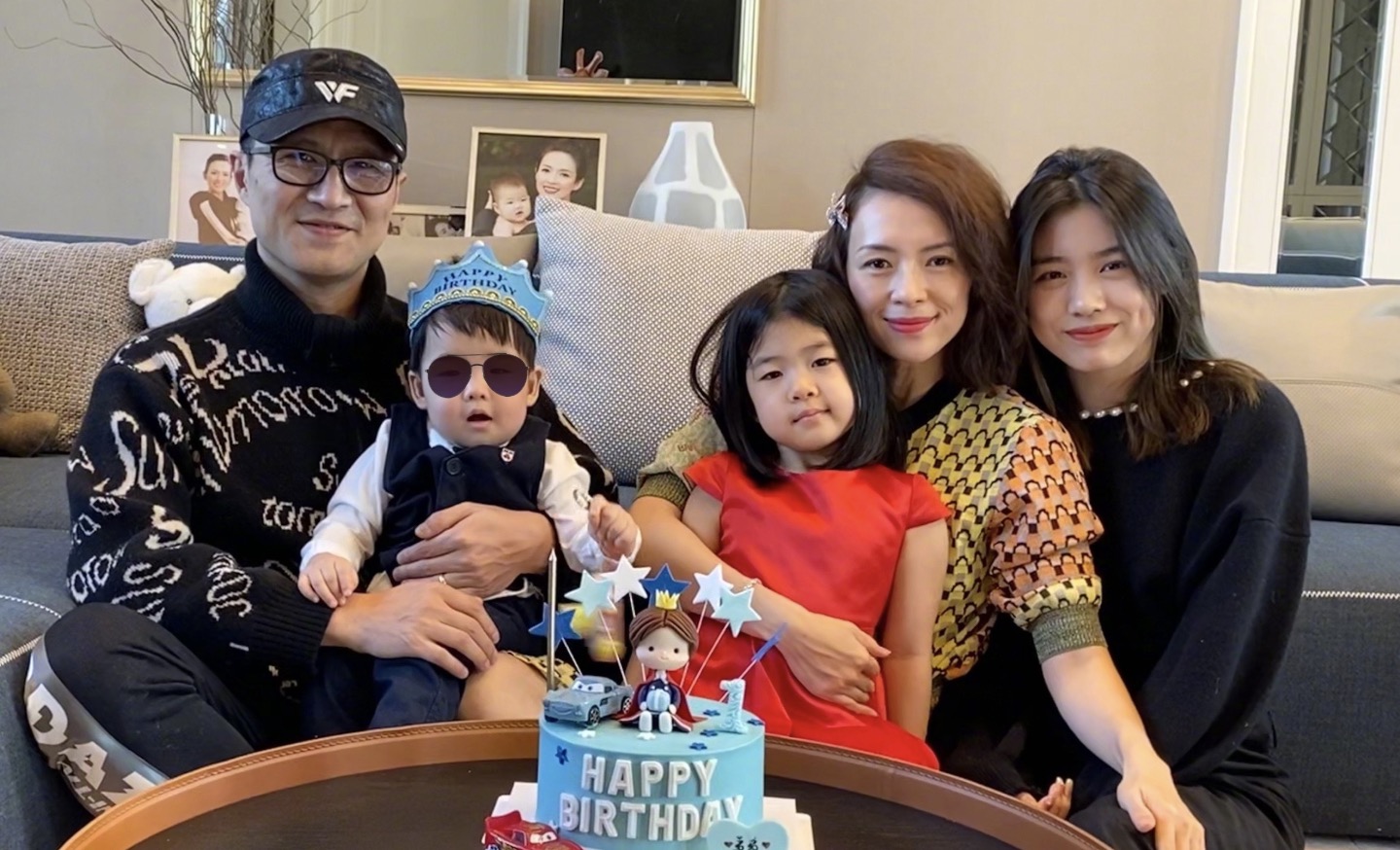 章子怡深夜晒与儿女亲吻照，忙到忘记吃月饼，在线辟谣拍《无名》