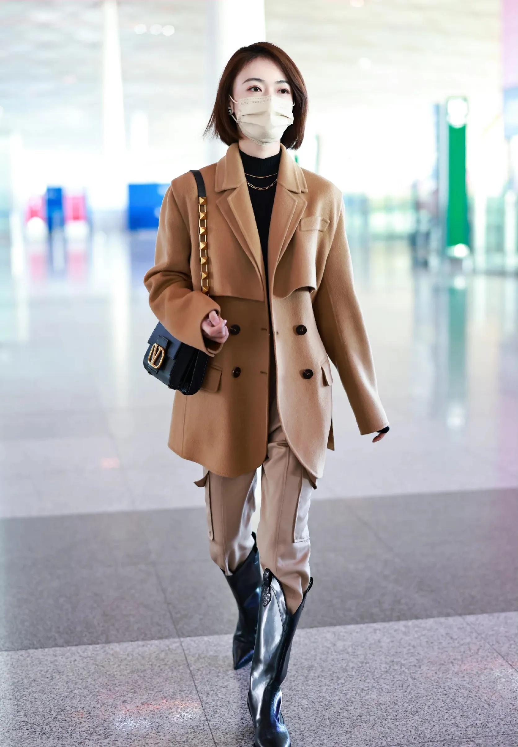 吴谨言私服 身穿呢子大衣脚套大长靴 靴子比包包还要亮 资讯咖