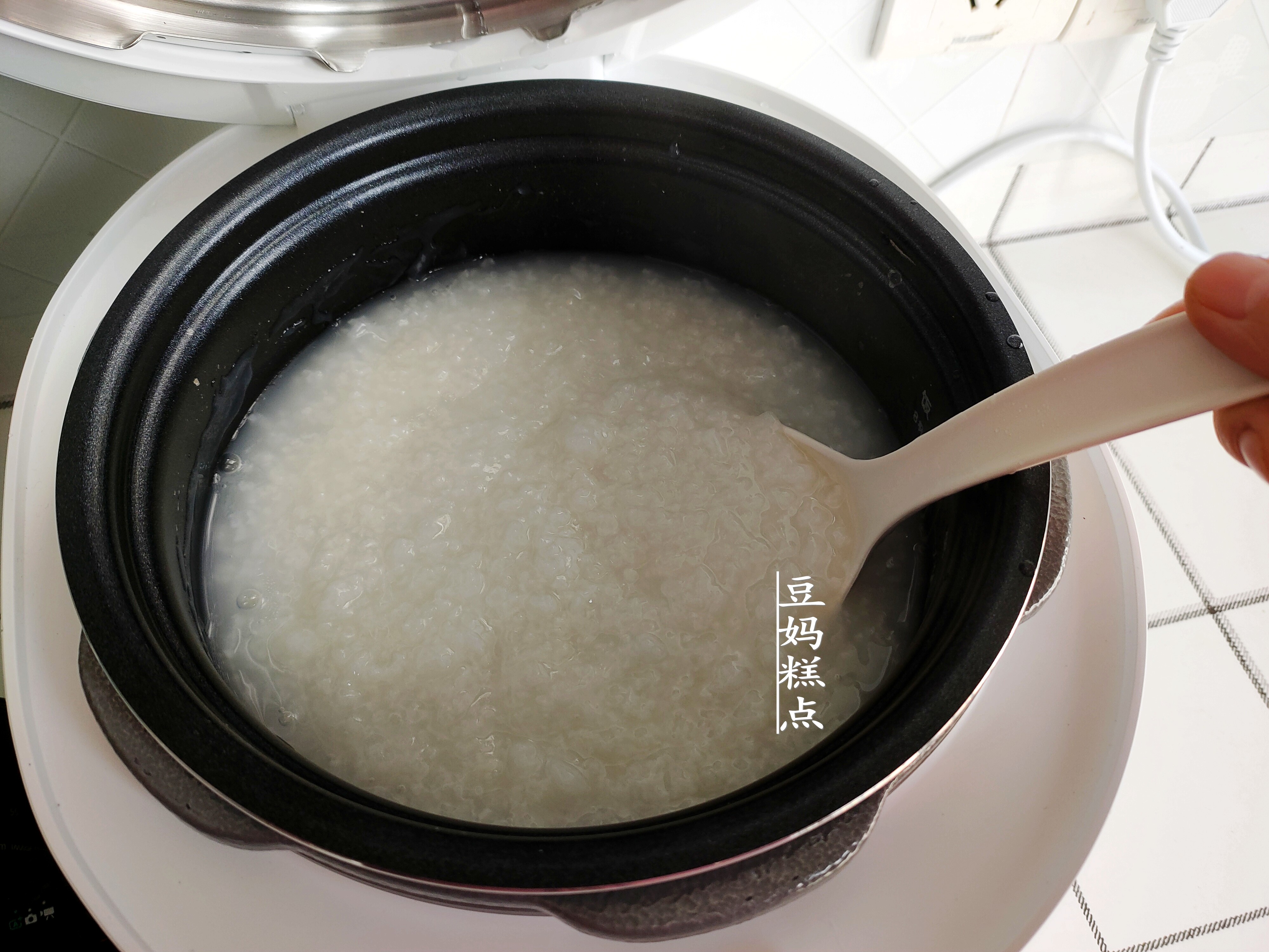 經典廣式牛肉粥的做法，只需10分鐘，肉嫩粥滑