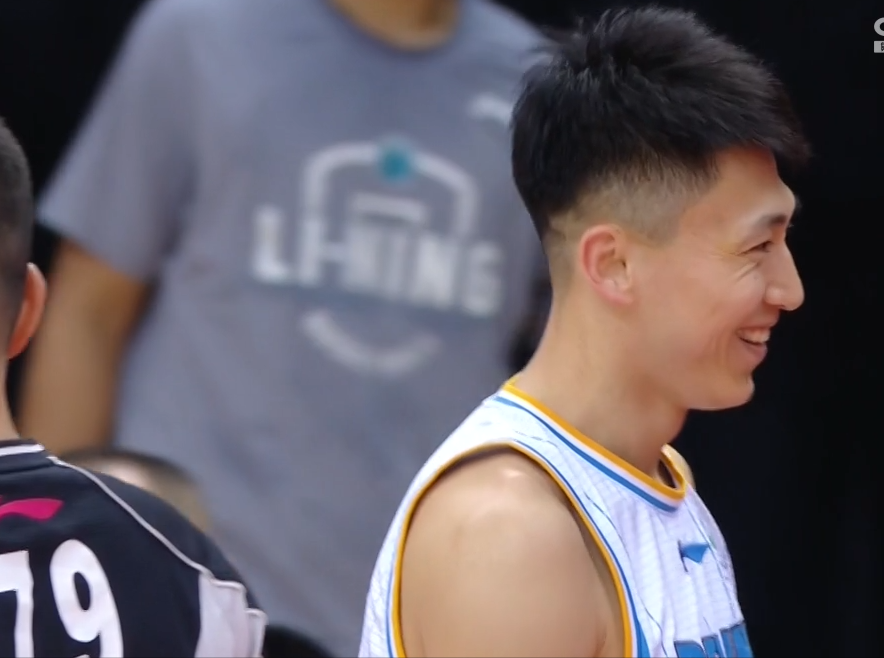 Du Feng is hurt repeatedly 2 will! Genu of Liu dawn Yu Fei carries Du Runwang crotch on the head, the judgment blows Guangdong to foul, he still is laughing