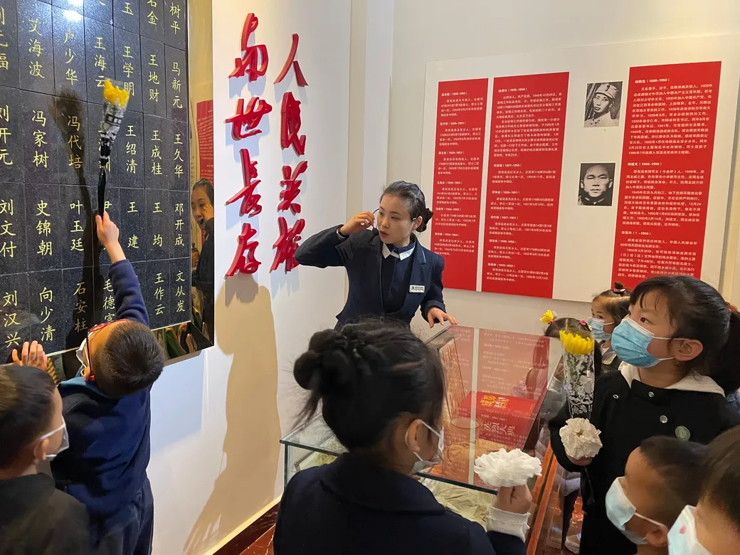 天府新区华阳幼儿园及第十二幼儿园清明节祭扫革命烈士陵园活动