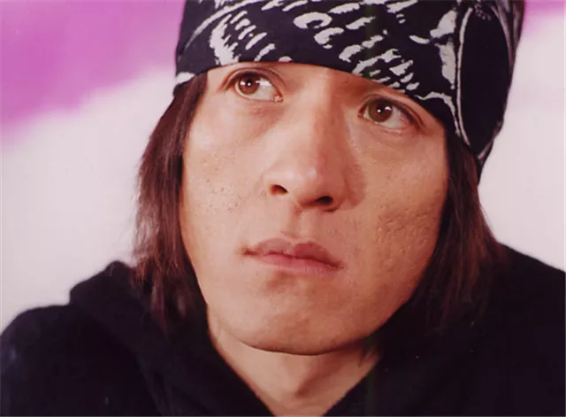 贾宏声他当着父亲面跳了楼留下了一辆被砸坏的车和周迅的眼泪