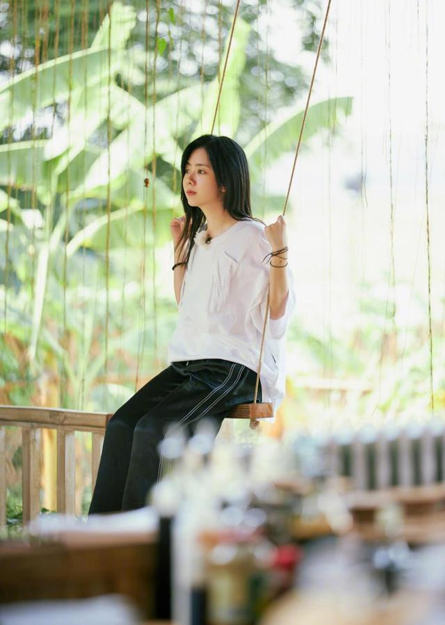 大S與小S出遊，姐妹2人穿同款白衣黑褲，簡潔隨意的Style不失端莊
