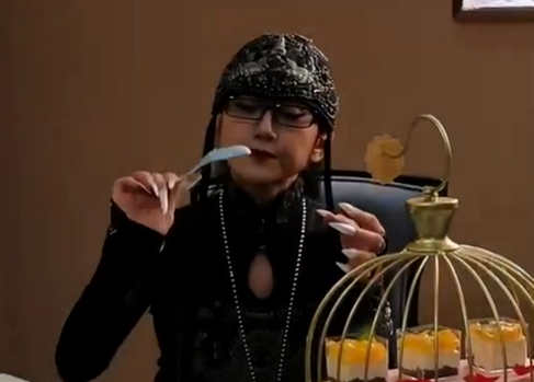 杨丽萍陪客拿空碗做样被批做作，20年不吃饭的她