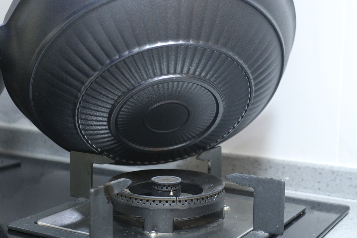 红伞伞遇上厚底锅 九阳晶钻，网友惊呼：不用躺板板