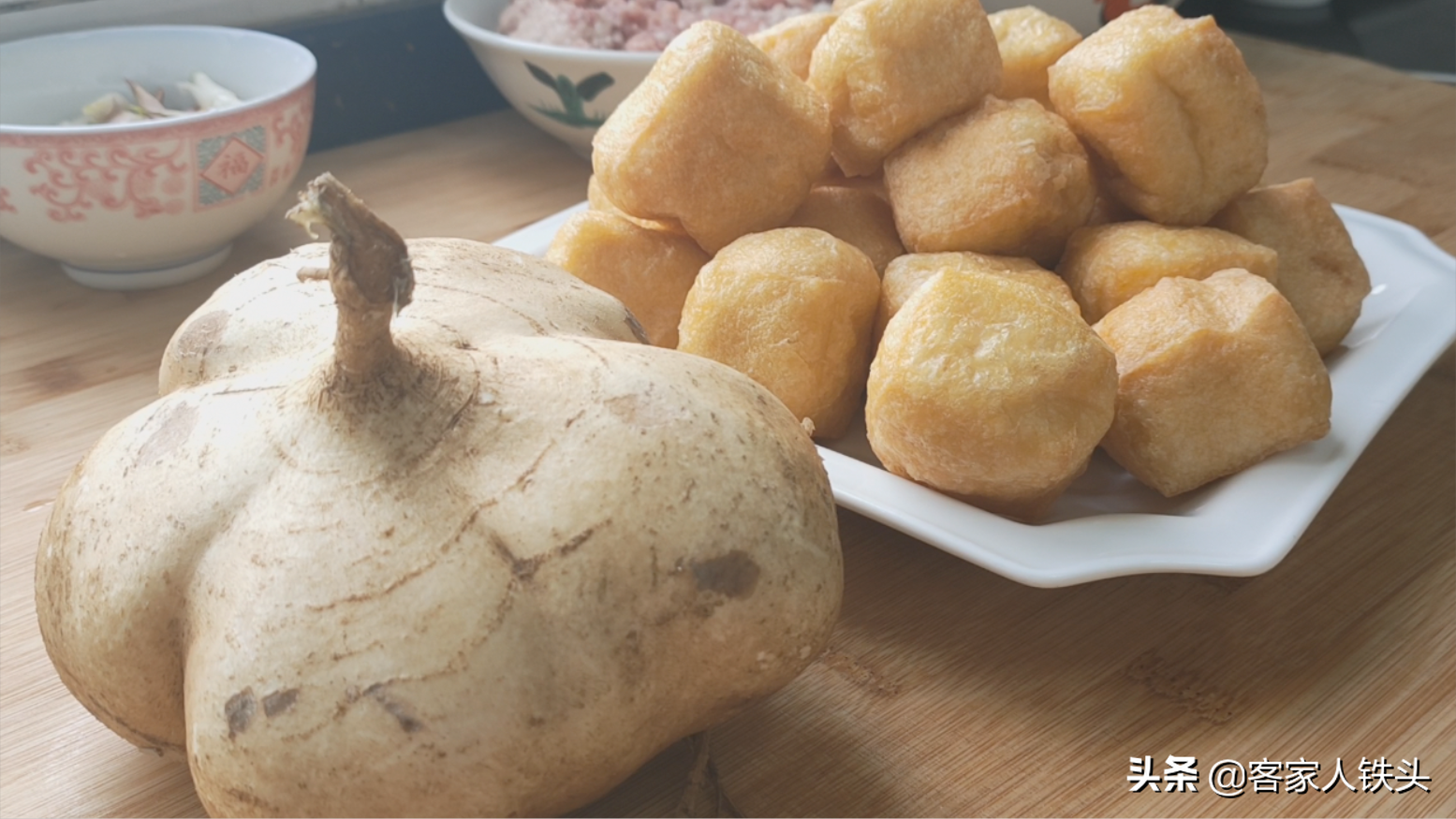 客家酿油豆腐新吃法，加一个沙葛，口感好鲜香味美，咬一口满嘴汁