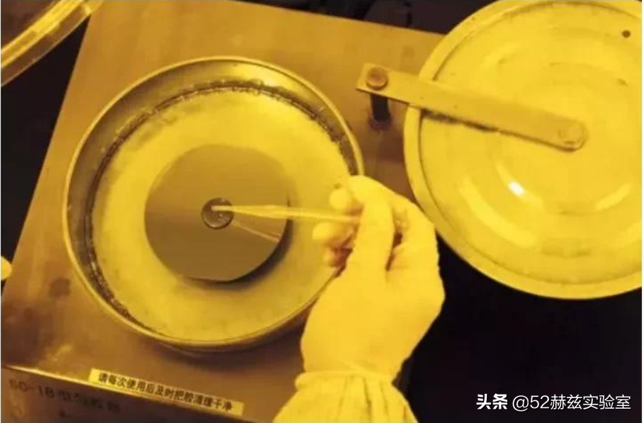 90%市場被國外壟斷，半導體材料光刻膠為何如此重要？