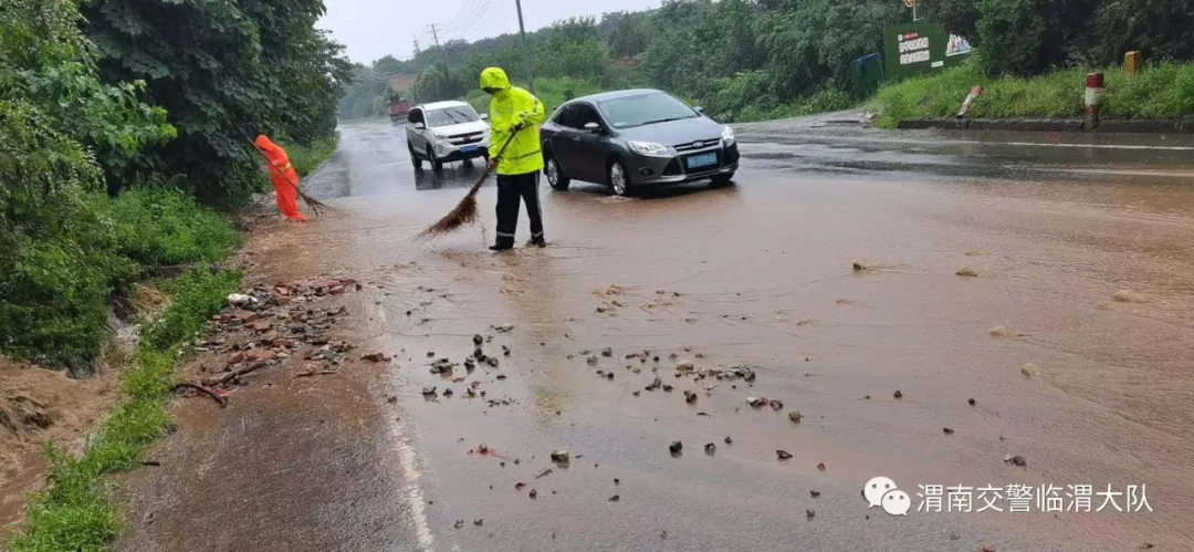 临渭交警：我为群众办实事 雨中“荧光绿” 守护群众安全行