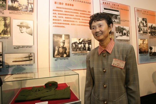 81岁刘诗昆携嫩妻及四个月大女儿回国，坐劳斯莱