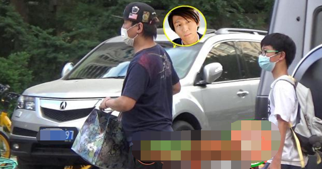 陈羽凡送儿子回前妻白百何家中，元宝个头超过爸爸肩膀，父子嬉笑