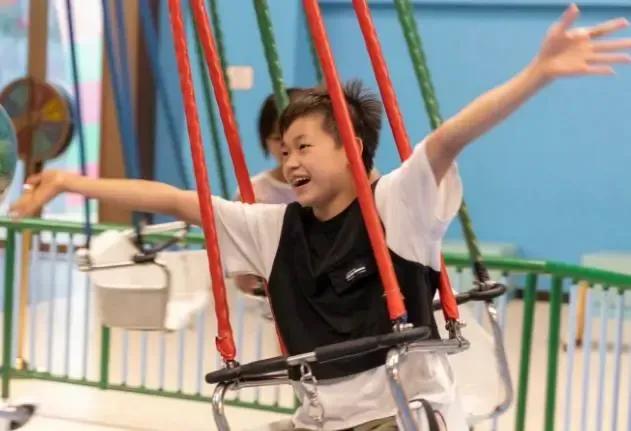 全红婵展示新技能！在何教练家过节，师母惊艳出镜，恩师满脸幸福