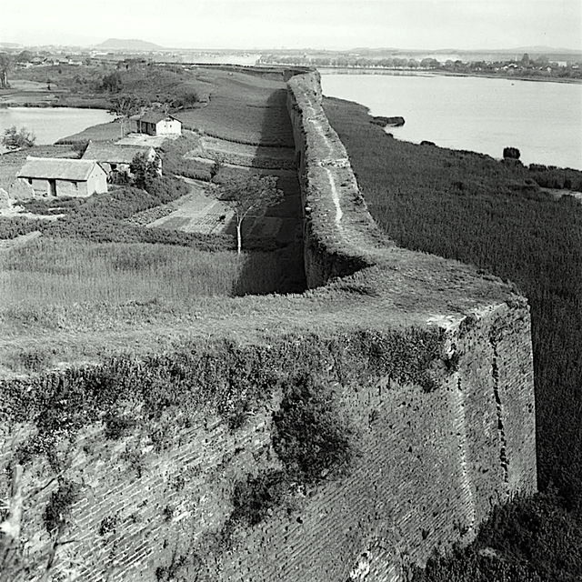 老照片：1945年江苏南京，明城墙下的昔日风景