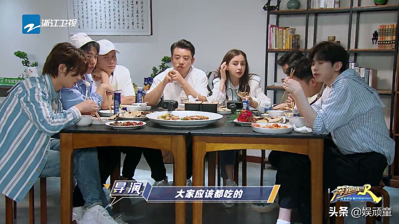 大家都在吃饭，有谁注意郑恺在干什么：自律的让人心疼