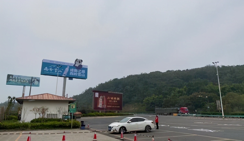 能逃■我不能离婚能逃出去56岁阿姨自驾游火了 给中年女人上一课