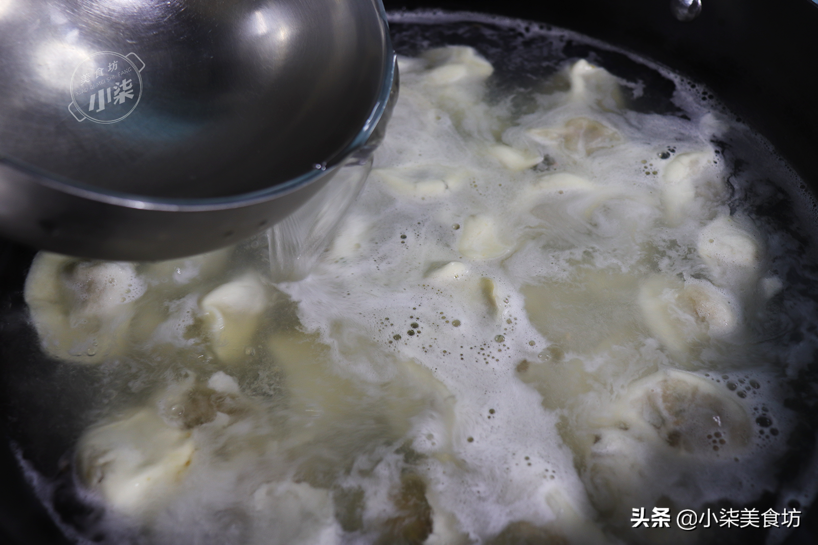 煮速凍餃子，用冷水和開水都不對，教你一招，餃子不破皮不露餡
