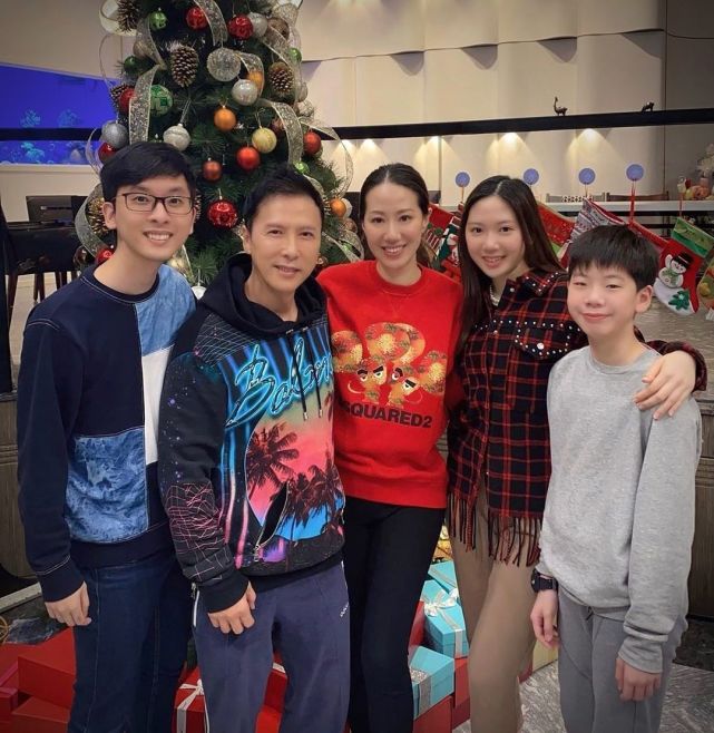 甄子丹晒全家福，汪诗诗与继子罕同框，女儿被