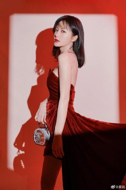 杨颖抠图走红毯遭网友怒谯带坏风气，费加罗风