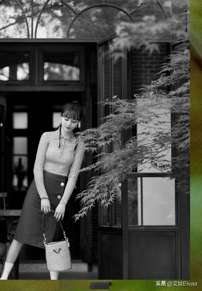 郑爽太心机，穿吊带裙还配内衣外穿秀马蜂腰，