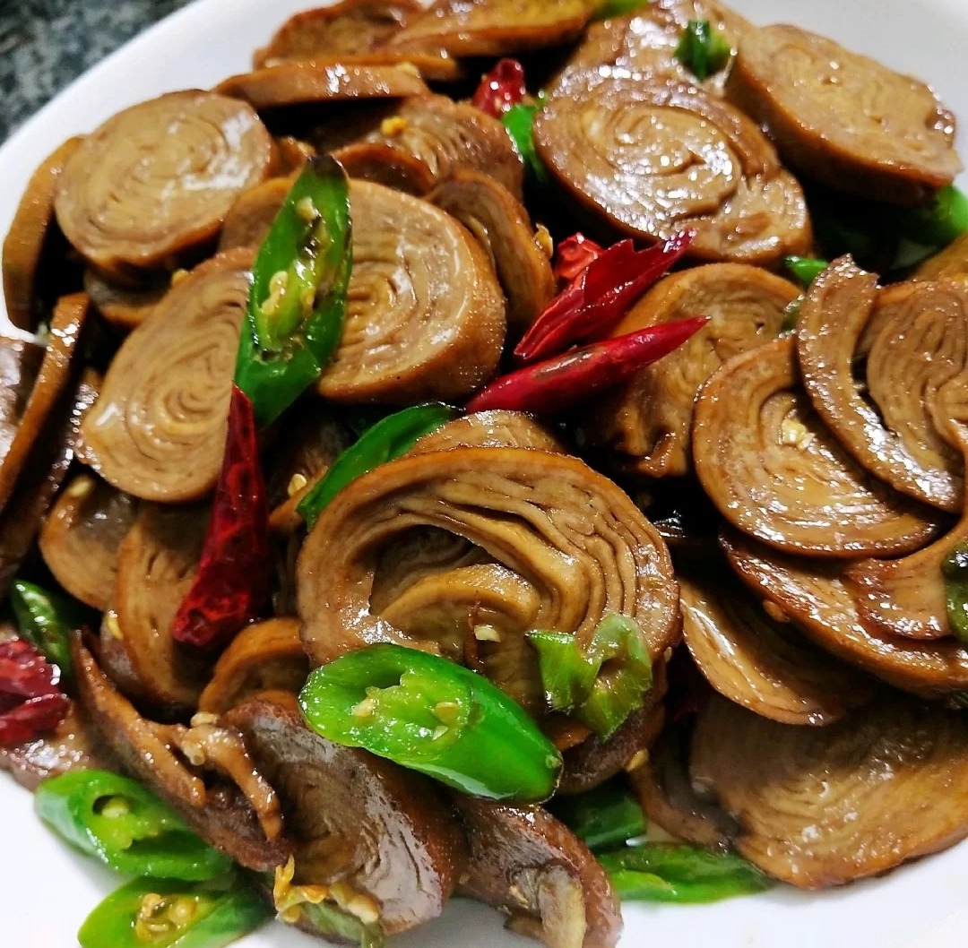 Gourmet home cooking recommendations: Stir-fried tofu with celery and mushrooms, fresh and tender green beans, chili melanin chicken