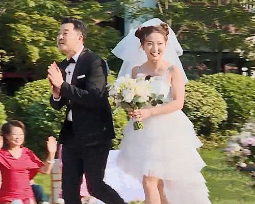 关晓彤也太受宠了吧！别人婚纱都是裙子，只有她的婚纱特别