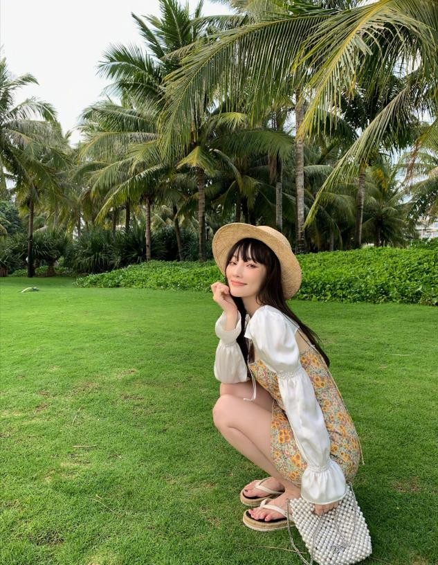 李小璐祖孙三代过父亲节，65岁母亲罕露面，明星爸爸穿粉衣戴名表