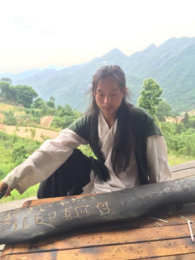 男子隐居深山8年，与漂亮女弟子结婚生娃，弹古