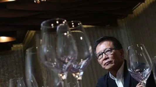 从古惑仔、瘾君子到十大杰出青年、江湖拆弹专家，他经历了什么？