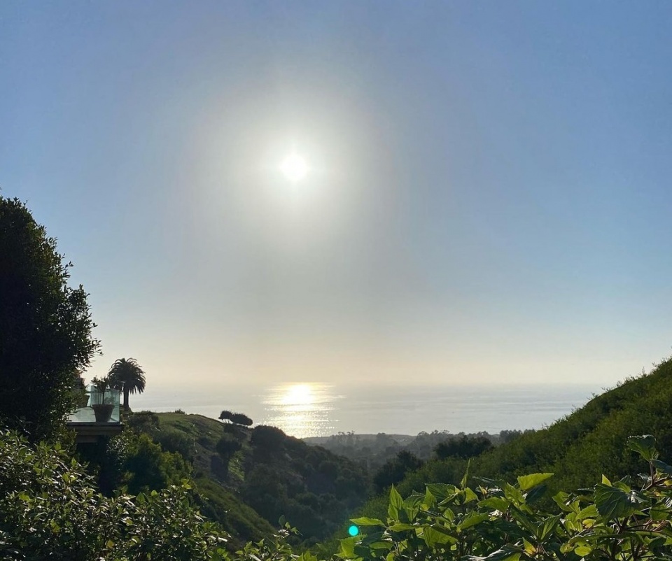 一周年|科比去世一周年祭日：瓦妮莎晒昔日球场全家福 配文永远在一起