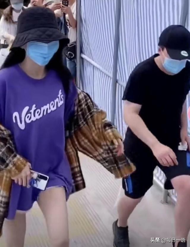 杨幂险走光，遭代拍下蹲专拍大腿裙底，粉丝称