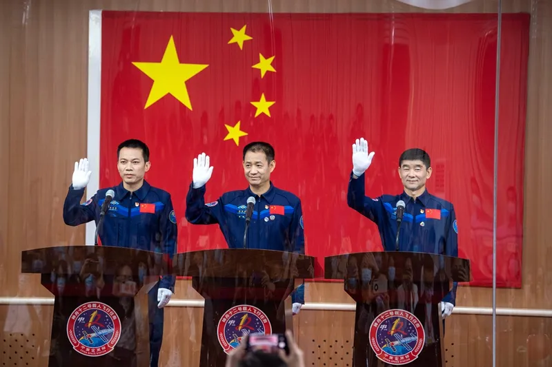 刚刚，东华大学“科技+设计”再次飞天！神舟十二号航天员系列专用服饰体现纺织力量