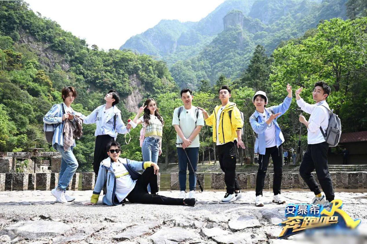 蔡徐坤与邓伦偶像包袱碎一地，放下身段真亲近！网友：展现真风采