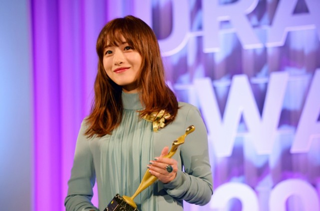 预计|石原里美预计本周末复工 1月中旬曾新冠阳性在家休养已自愈